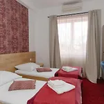 فندق مبيت وإفطار Oazis Panzio 4*