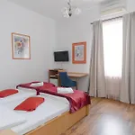 فندق مبيت وإفطار Oazis Panzio 4*